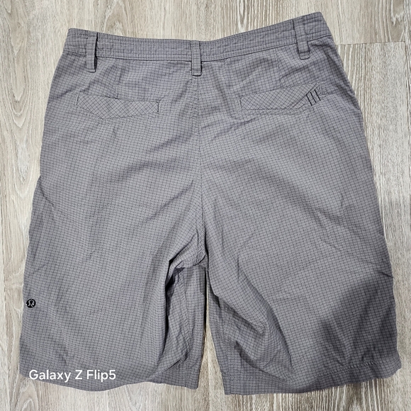 Lululemon Mens Kahuna Golf Shorts Size 32 Gray Check Chino Nylon - Picture 2 of 8